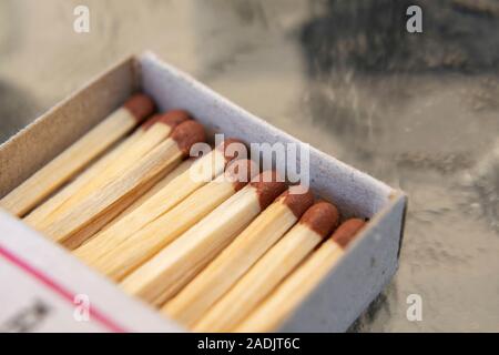 Nahaufnahme Makroaufnahme der Streichholzschachtel voll übereinstimmen. Stockfoto