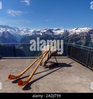 Alpine Horn mit den Schweizer Alpen im Hintergrund Stockfoto