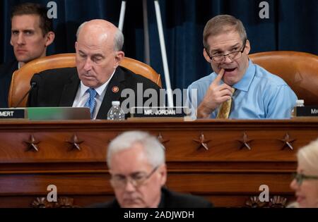 Washington, United States. 04 Dez, 2019. Vertreter Louie Gohmert (L), der Republikaner aus Texas, und der repräsentativen Jim Jordan (R), Republikaner von Ohio, an einem Haus Justiz Ausschuss Anhörung zum Amtsenthebungsverfahren gegen US-Präsident Donald Trump auf dem Capitol Hill in Washington, DC, 4. Dezember 2019. Quelle: UPI/Alamy leben Nachrichten Stockfoto