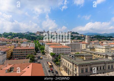 Blick von oben auf die Stadt Bergamo, niedrige und hohe Stadt im Hintergrund, blauer Himmel mit einigen Wolken Stockfoto