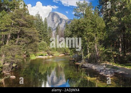 Merced River und Half Dome von Sentinel Bridge, Yosemite National Park, Kalifornien, USA. Stockfoto