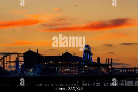 Brighton UK 4. Dezember 2019 - die Sonne geht hinter dem Helter Skelter auf Brighton Palace Pier nach einem schönen sonnigen Tag an der Südküste. Foto: Simon Dack/Alamy leben Nachrichten Stockfoto