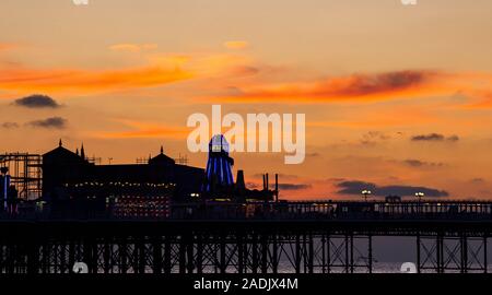 Brighton UK 4. Dezember 2019 - die Sonne geht hinter dem Helter Skelter auf Brighton Palace Pier nach einem schönen sonnigen Tag an der Südküste. Foto: Simon Dack/Alamy leben Nachrichten Stockfoto