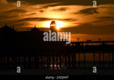 Brighton UK 4. Dezember 2019 - die Sonne geht hinter dem Helter Skelter auf Brighton Palace Pier nach einem schönen sonnigen Tag an der Südküste. Foto: Simon Dack/Alamy leben Nachrichten Stockfoto