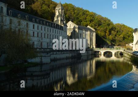 Blick auf die Abbaye de Brantôme, das Presbytere und die Mairie im Herbst Sonne in Brantôme, Dordogne, Frankreich. Stockfoto