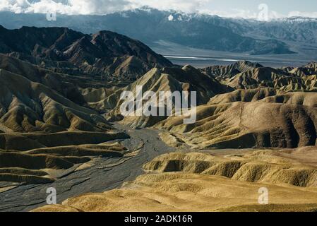 Die Sonne geht über Zabriskie Point in Death Valley Nationalpark, Kalifornien, USA Stockfoto