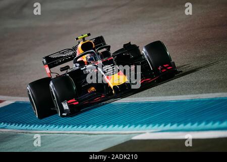 Red Bull Racing Thai Fahrer Alexander Albon konkurriert bei der Abu Dhabi F1 Grand Prix auf dem Yas Marina Circuit in Abu Dhabi. Stockfoto