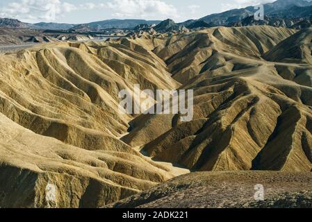 Die Sonne geht über Zabriskie Point in Death Valley Nationalpark, Kalifornien, USA Stockfoto