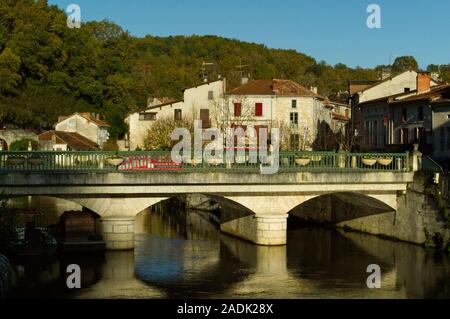 Blick auf den Place du Marche im Herbst Sonne in Brantôme, Dordogne, Frankreich. Stockfoto