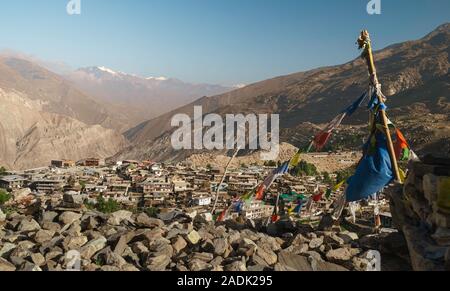 Er alte Dorf Nako gegen die hohen Himalaya und Buddhistische Gebetsfahnen im Vordergrund im Sommer in Himachal Pradesh, Indien. Stockfoto