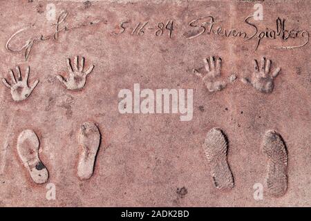 Los Angeles, Kalifornien - September 07, 2019: Hand- und Fußabdrücke der Filmemacher George Lucas und Steven Spielberg in der Grauman Chinese Theater. Stockfoto