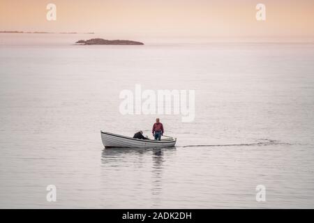 Männer, die in einem Ruderboot, Insel Flatey in Breidafjördur, Westfjorde, Island Stockfoto