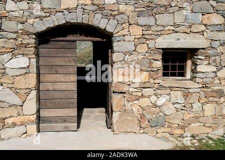 Kleinen antiken Stein Haus in den Bergen Stockfoto