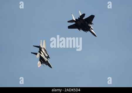 Paar McDonnell Douglas F-15E Strike Adler der 48th Fighter Wing einen Durchlauf und führen an RAF Lakenheath zu landen Stockfoto