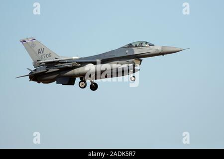 Lockheed Martin F-16C Fighting Falcon, 90-0709 Der 31 Fighter Wing, 510th Fighter Squadron, USAFE, schwanz Code 'AV', in Aviano AB, Italien Stockfoto