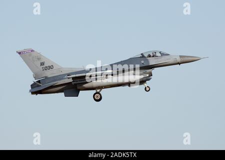 Lockheed Martin F-16C Fighting Falcon, 89-2030 Der 31 Fighter Wing, 510th Fighter Squadron, USAFE, schwanz Code 'AV', in Aviano AB, Italien Stockfoto