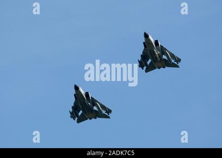 Paar Panavia Tornados von TLG 51, Deutsche Luftwaffe, in Schleswig Jagel, gesehen bei einem Run und Pause an RAF Coningsby, Lincolnshire basierend Stockfoto