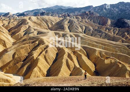 Die Sonne geht über Zabriskie Point in Death Valley Nationalpark, Kalifornien, USA Stockfoto