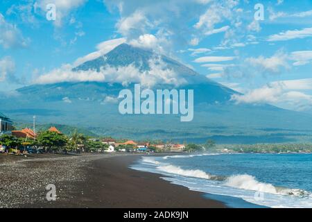 Morgen Sunny View auf Agung Vulkan aus dem Ozean Küste Berg in Amed, Bali, Indonesien Stockfoto