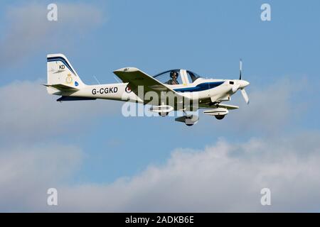 Grob G 115 E Tutor T.1 EA G-CGKD fliegen mit der Universität Oxford Fliegerstaffel, Royal Air Force, und an RAF Benson gesehen Stockfoto