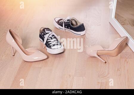 Feminine Schuhe auf dem Boden zu Hause oder im Geschäft. Stockfoto