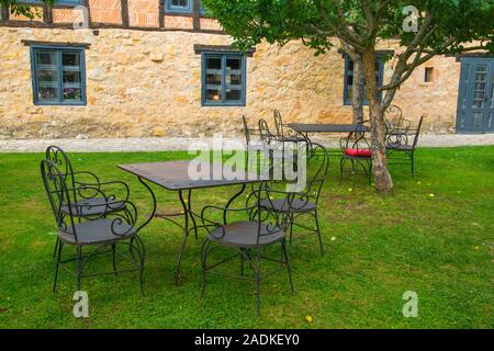 Terrasse im Garten. Posada de Santa Maria La Real, Aguilar de Campoo, Palencia Provinz Castilla Leon, Spanien. Stockfoto