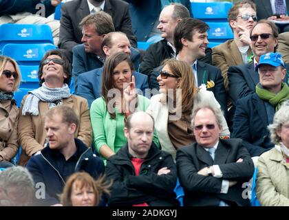 Pippa Middleton mit ihrer Mutter Carol an der Aegon Tennis Meisterschaften am Queen's Club in London 2013. Stockfoto