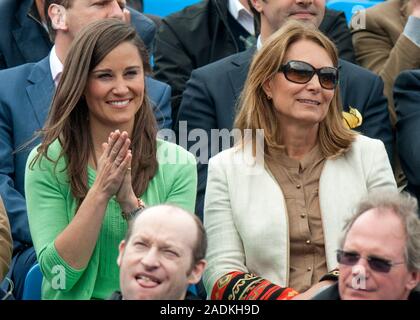 Pippa Middleton mit ihrer Mutter Carol an der Aegon Tennis Meisterschaften am Queen's Club in London 2013. Stockfoto