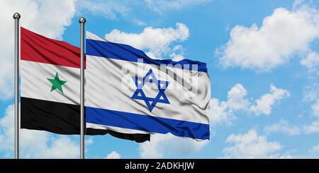 Syrien und Israel Flagge im Wind gegen Weiße bewölkt blauer Himmel zusammen. Diplomatie Konzept, internationale Beziehungen. Stockfoto