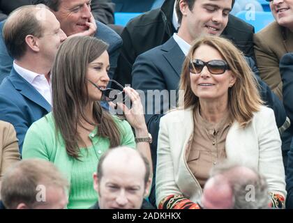 Pippa Middleton mit ihrer Mutter Carol an der Aegon Tennis Meisterschaften am Queen's Club in London 2013. Stockfoto