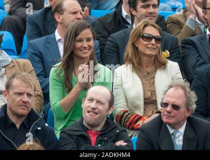 Pippa Middleton mit ihrer Mutter Carol an der Aegon Tennis Meisterschaften am Queen's Club in London 2013. Stockfoto