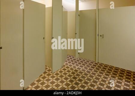 Öffentliche Toilette Badezimmer mit leeren Ständen und Fliesen Stockfoto