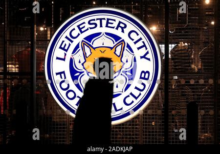 Ein Lüfter läuft die offizielle Club store vor dem Premier League Spiel im King Power Stadion, Leicester. Stockfoto