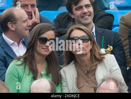 Pippa Middleton mit ihrer Mutter Carol an der Aegon Tennis Meisterschaften am Queen's Club in London 2013. Stockfoto