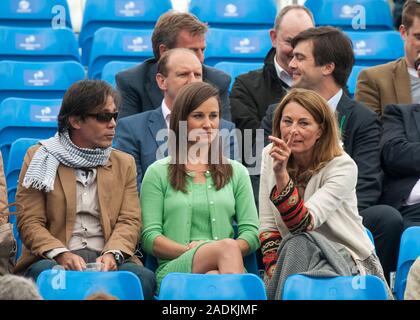 Pippa Middleton mit ihrer Mutter Carol an der Aegon Tennis Meisterschaften am Queen's Club in London 2013. Stockfoto