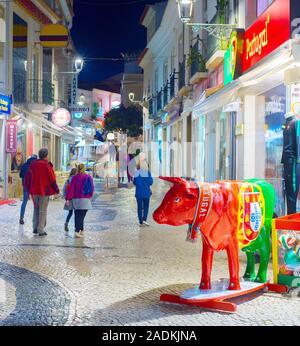 LAGOS, PORTUGAL - Oktober 29, 2018: die Menschen zu Fuß durch die Straßen der Altstadt von Lagos, Portugal. Lagos - berühmte touristische Destination in Portugal Stockfoto