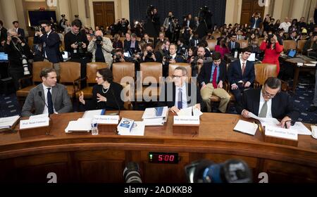 Washington, DC, USA. 4. Dez, 2019. Dezember 4, 2019 - Washington, DC, USA: NOAH FELDMAN, Professor für Recht an der Harvard University, PAMELA KARLAN, Professor für Recht an der Universität Stanford, MICHAEL GERHARDT, Professor der Rechtswissenschaften an der Universität von North Carolina, und Jonathan Turley, Professor der Rechtswissenschaften an der George Washington University Law School an der Zeuge Tabelle des Repräsentantenhauses Amtsenthebungsverfahren Anfrage hören. Quelle: Michael Brochstein/ZUMA Draht/Alamy leben Nachrichten Stockfoto