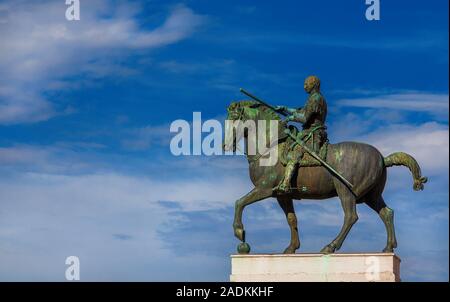 Gattamelata bronzene Reiterstatue unter Wolken, im historischen Zentrum von Padua, errichtet von den berühmten Renaissance Künstler Donatello 1453 (mit c Stockfoto