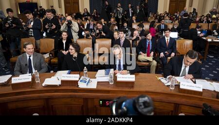 Washington, DC, USA. 4. Dez, 2019. Dezember 4, 2019 - Washington, DC, USA: NOAH FELDMAN, Professor für Recht an der Harvard University, PAMELA KARLAN, Professor für Recht an der Universität Stanford, MICHAEL GERHARDT, Professor der Rechtswissenschaften an der Universität von North Carolina, und Jonathan Turley, Professor der Rechtswissenschaften an der George Washington University Law School an der Zeuge Tabelle des Repräsentantenhauses Amtsenthebungsverfahren Anfrage hören. Quelle: Michael Brochstein/ZUMA Draht/Alamy leben Nachrichten Stockfoto