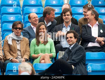 Pippa Middleton mit ihrer Mutter Carol an der Aegon Tennis Meisterschaften am Queen's Club in London 2013. Stockfoto