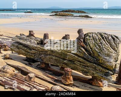 Detail der Hölzer und Nägel alte Schiffbruch Holz- Schiff im Sand begraben Balnahard Strand, Insel Colonsay in der Inneren Hebriden, Schottland, Großbritannien Stockfoto