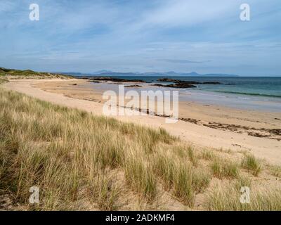 Marram Gras und einsame Sandstrände von Balnahard Strand, Insel Colonsay in der Inneren Hebriden, mit Inseln der Äußeren Hebriden am Horizont, Schottland, Großbritannien