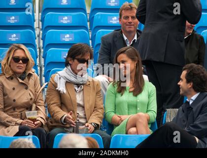 Pippa Middleton mit ihrer Mutter Carol an der Aegon Tennis Meisterschaften am Queen's Club in London 2013. Stockfoto