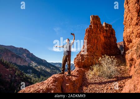 Aufgeregt Wanderer eine selfie mit einem Arm erweitert sich der Blick hinter ihm zeigen. Social media Fotos aktiver Menschen. Stockfoto