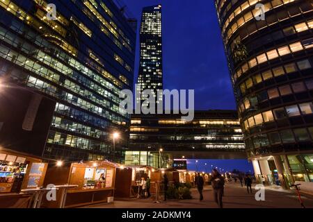 Wien, Wien: Tech Gate Vienna (links), DC Tower 1, Weihnachtsmarkt im 22. Donaustadt, Wien, Österreich Stockfoto