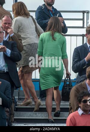 Pippa Middleton mit ihrer Mutter Carol an der Aegon Tennis Meisterschaften am Queen's Club in London 2013. Stockfoto