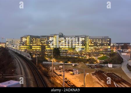 Wien, Wien: Krankenhaus Krankenhaus Nord-Klinik Floridsdorf, Zug der Linie im 21. Floridsdorf, Wien, Österreich Stockfoto