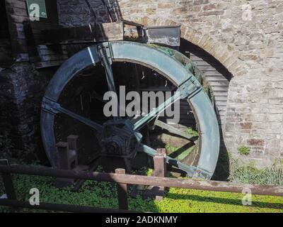 TINTERN, Großbritannien - ca. September 2019: Abbi das Wasserrad Stockfoto