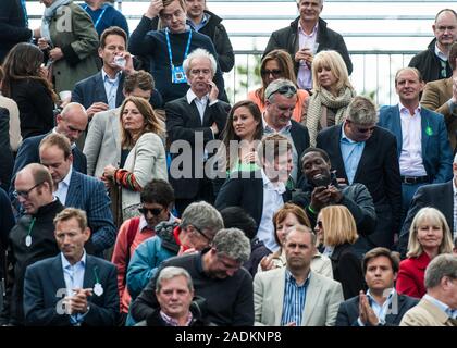 Pippa Middleton mit ihrer Mutter Carol an der Aegon Tennis Meisterschaften am Queen's Club in London 2013. Stockfoto