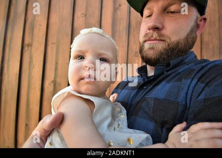 Stolzer Vater und Tochter beim Familientreffen Stockfoto